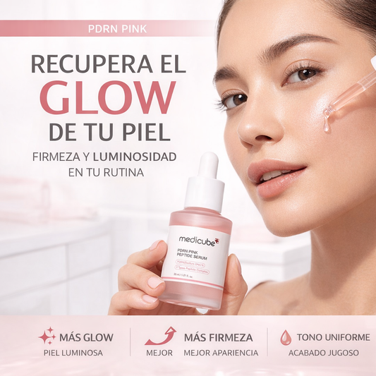 Mujer aplicando el suero rosado Medicube PDRN Pink Peptide Serum para potenciar la luminosidad de la piel.